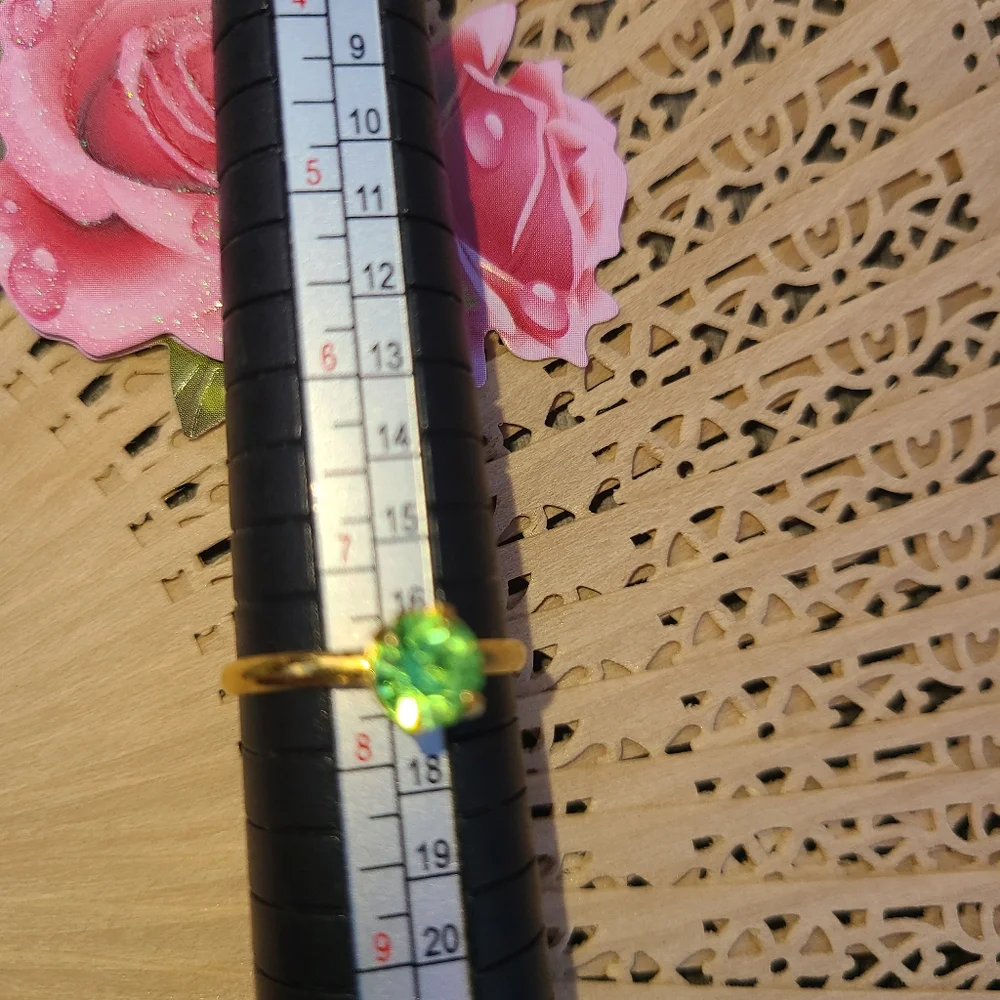 Size 7.5 ladies Retro Vintage Ring for sale green & gold